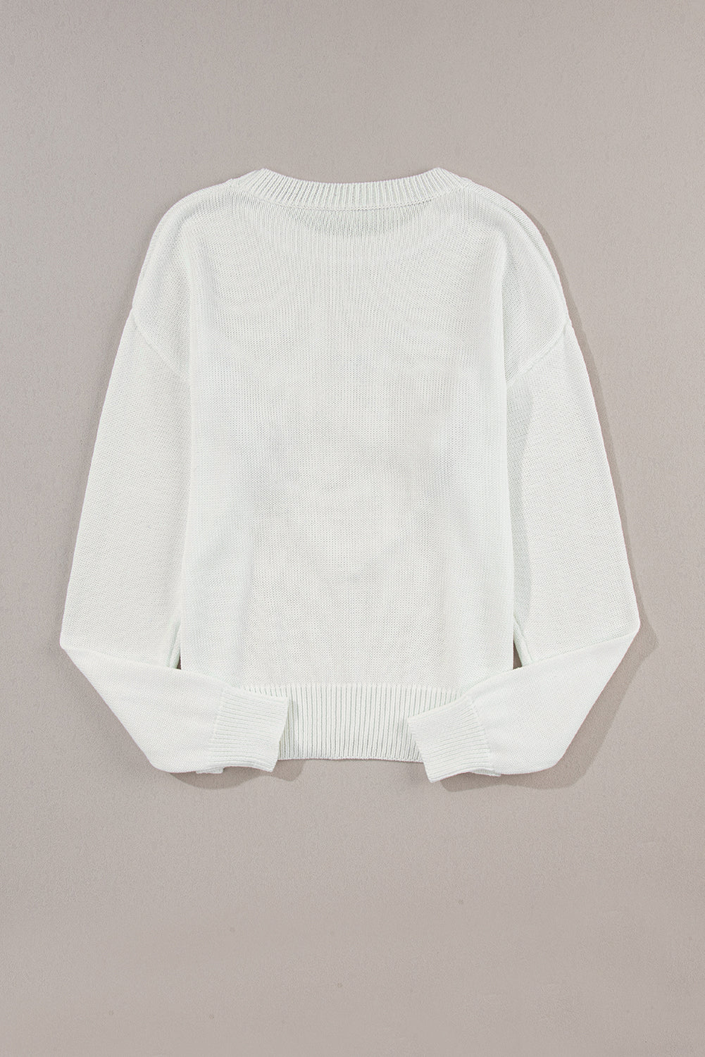 Pleten pulover z belim srčkom in XOXO vzorcem na ramenih