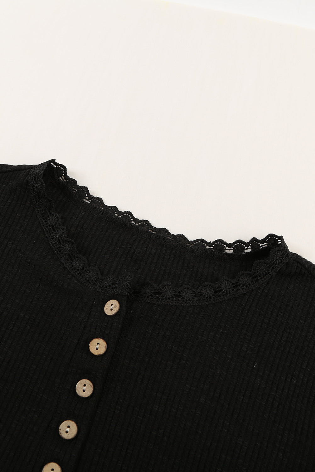 Črna rebrasta pletena majica s kratkimi rokavi in ​​gumbi