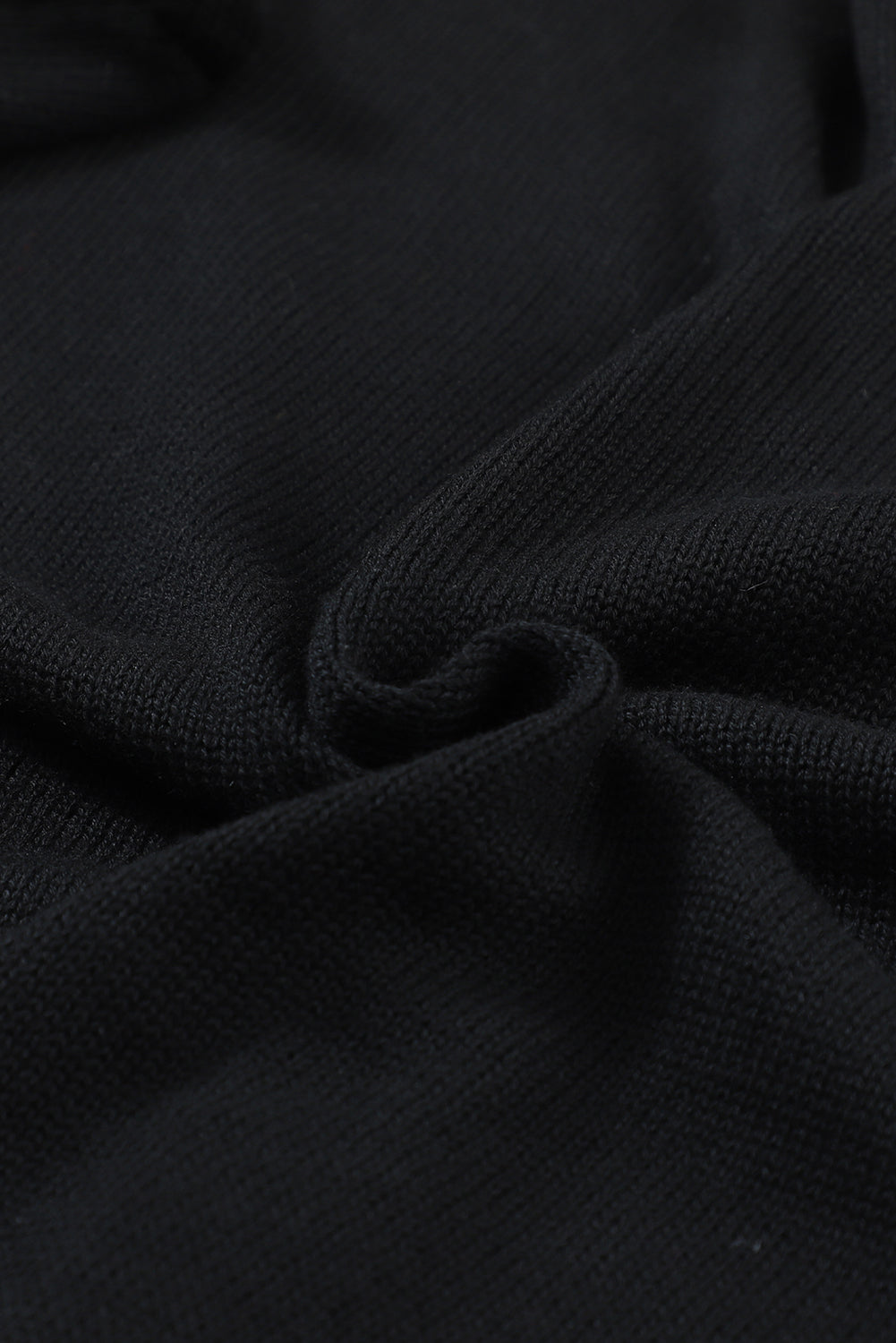 Črn ohlapen pulover z vdolbljenim čipkastim v izrezom
