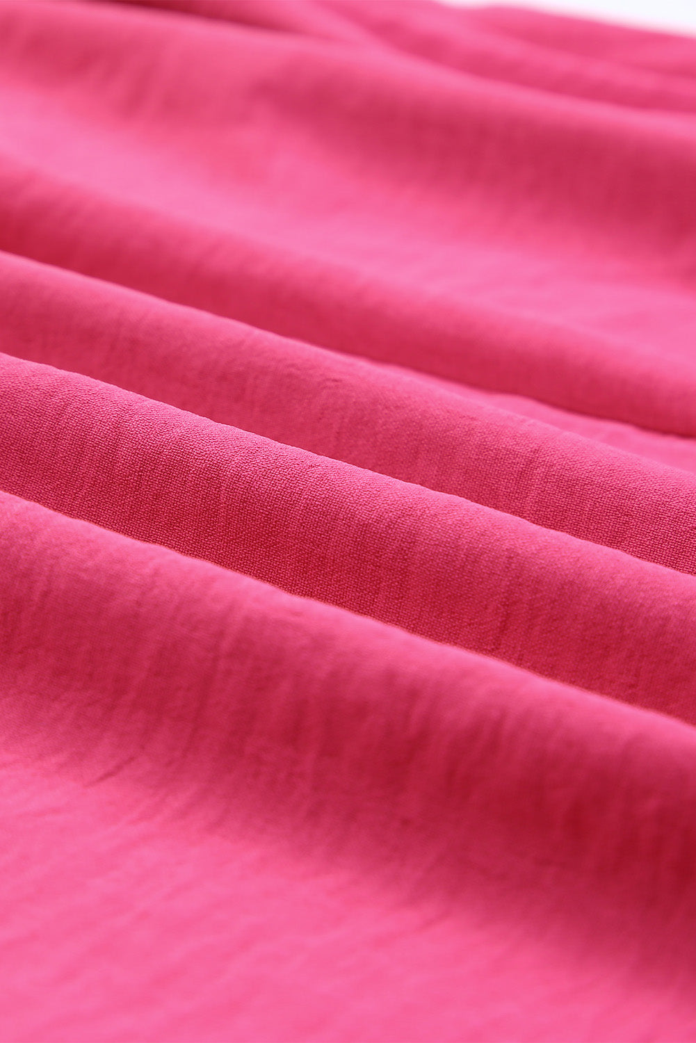 Robe mi-longue rose torsadée sur le devant avec trou de serrure dans le dos et col en V