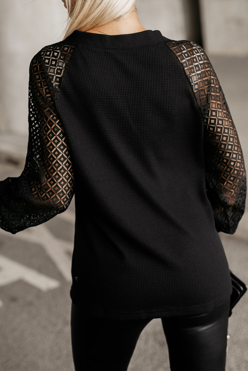 Črna pletena čipkasta jopica z dolgimi rokavi in ​​gumbi
