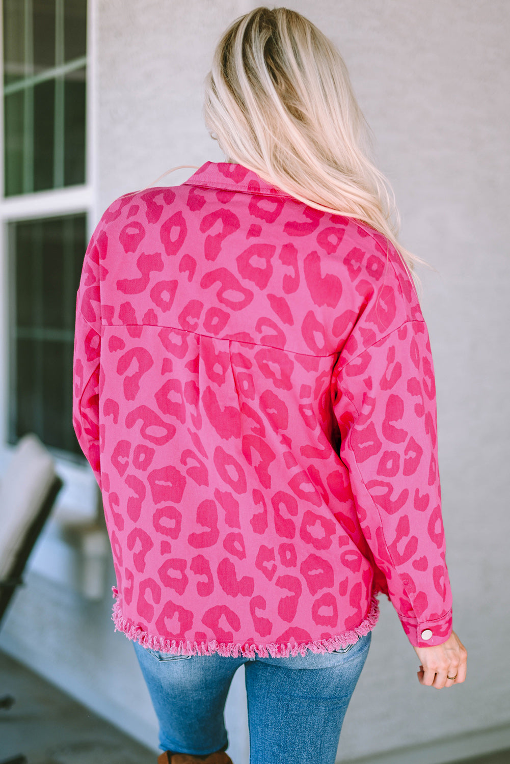 Veste rose à imprimé léopard, poignets boutonnés et ourlet brut