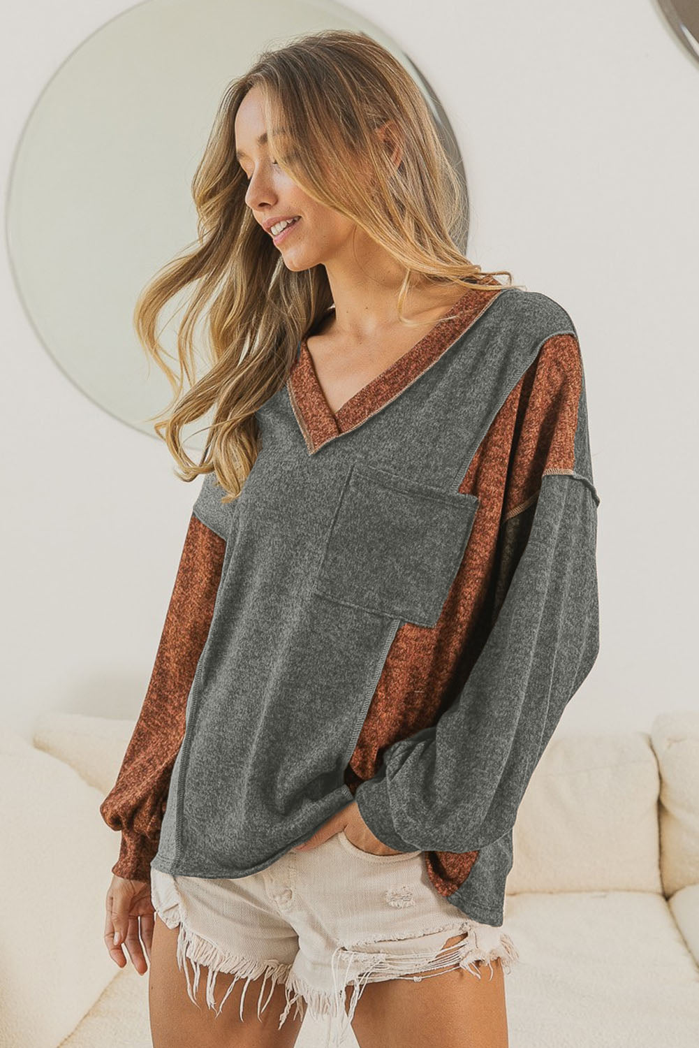 Smeđi široki pulover s V-izrezom u boji, patchwork