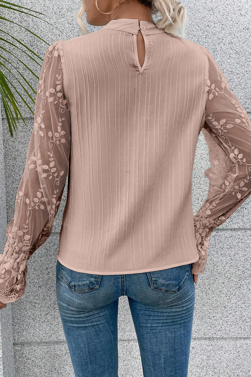 Teksturirana bluza s čipkastimi rokavi in ​​navideznim ovratnikom marelično rožnate barve