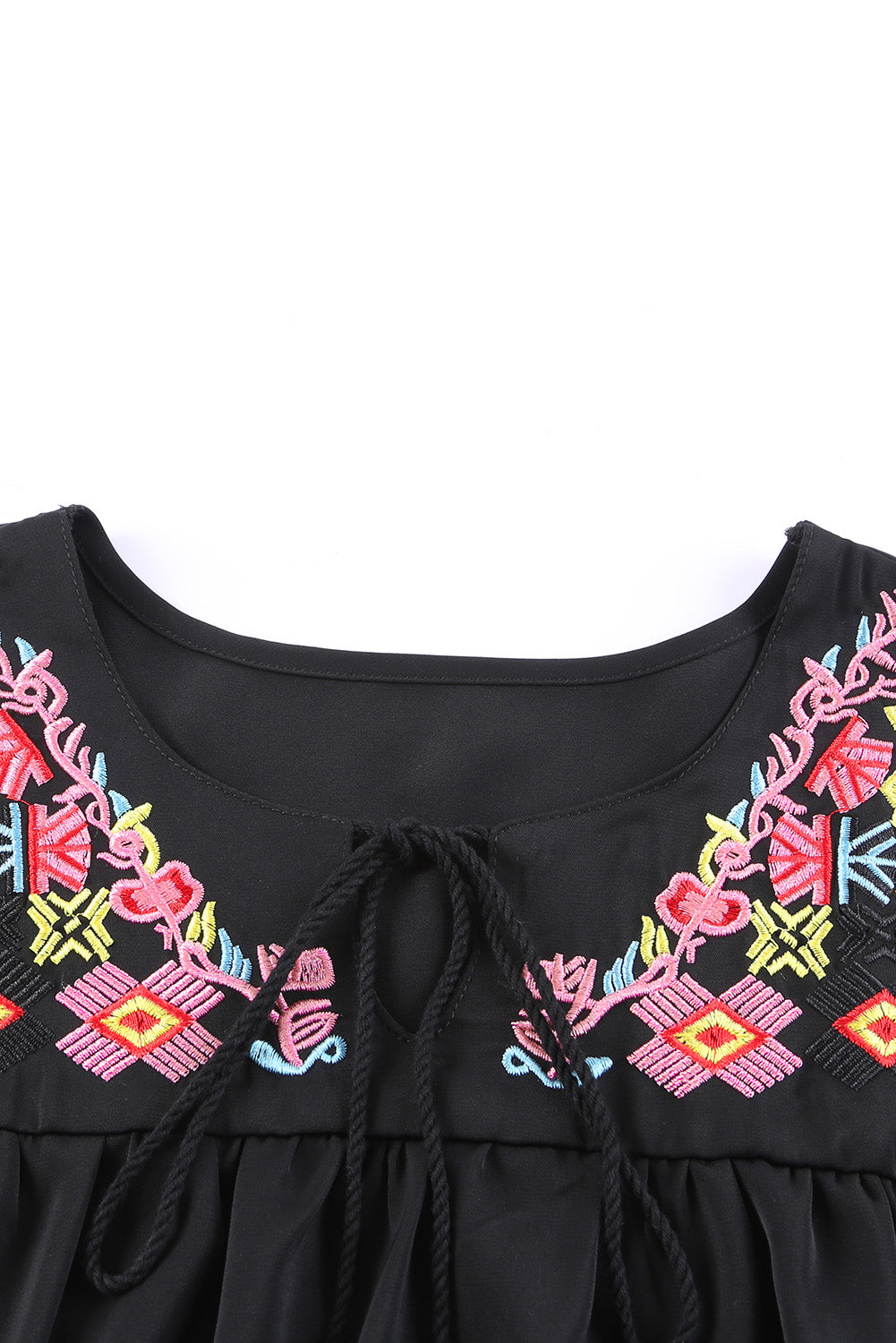 Črna bluza s kratkimi rokavi z vezenimi cvetovi in ​​geometrijskimi motivi