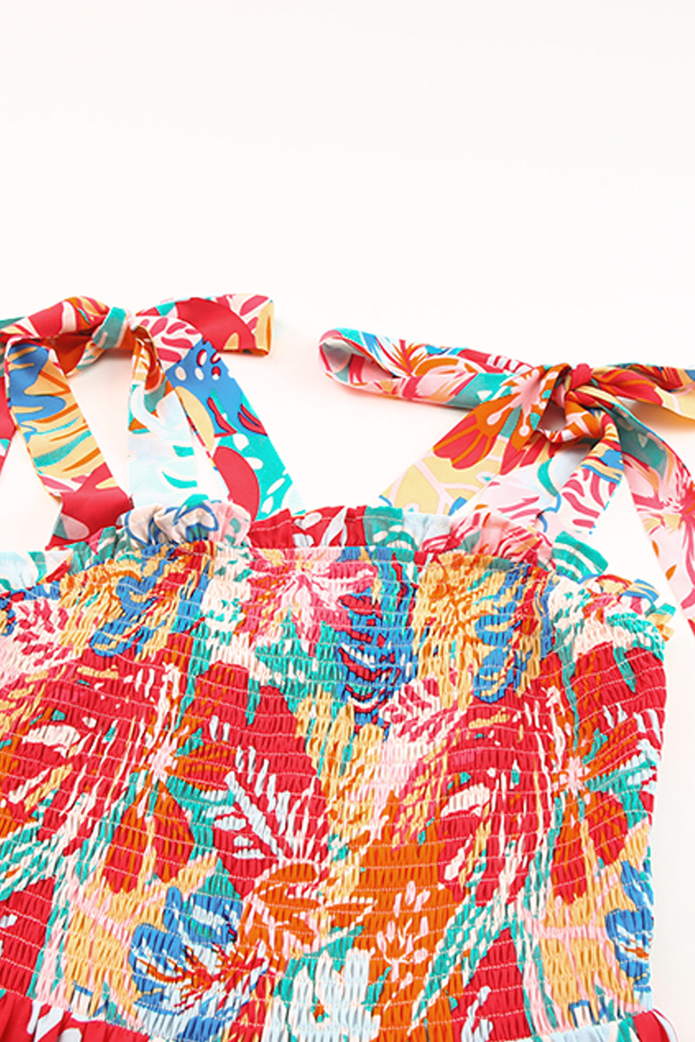 Večbarvna, živahna maksi obleka s tropskim potiskom in naborki