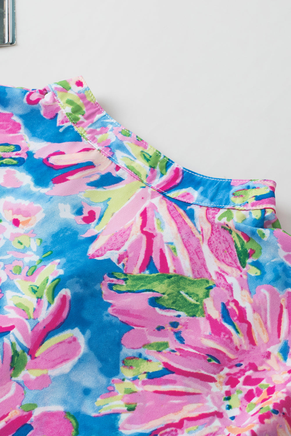 Bluza z zavihanimi kratkimi rokavi z abstraktnim cvetličnim potiskom z v-izrezom