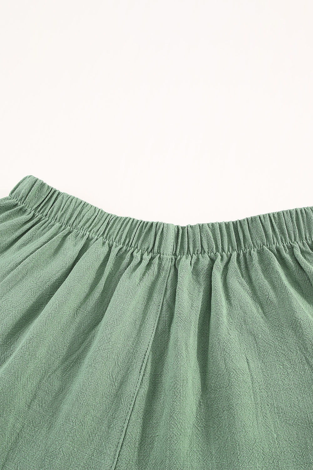 Zelene kratke hlače s džepovima i volanima visokog struka