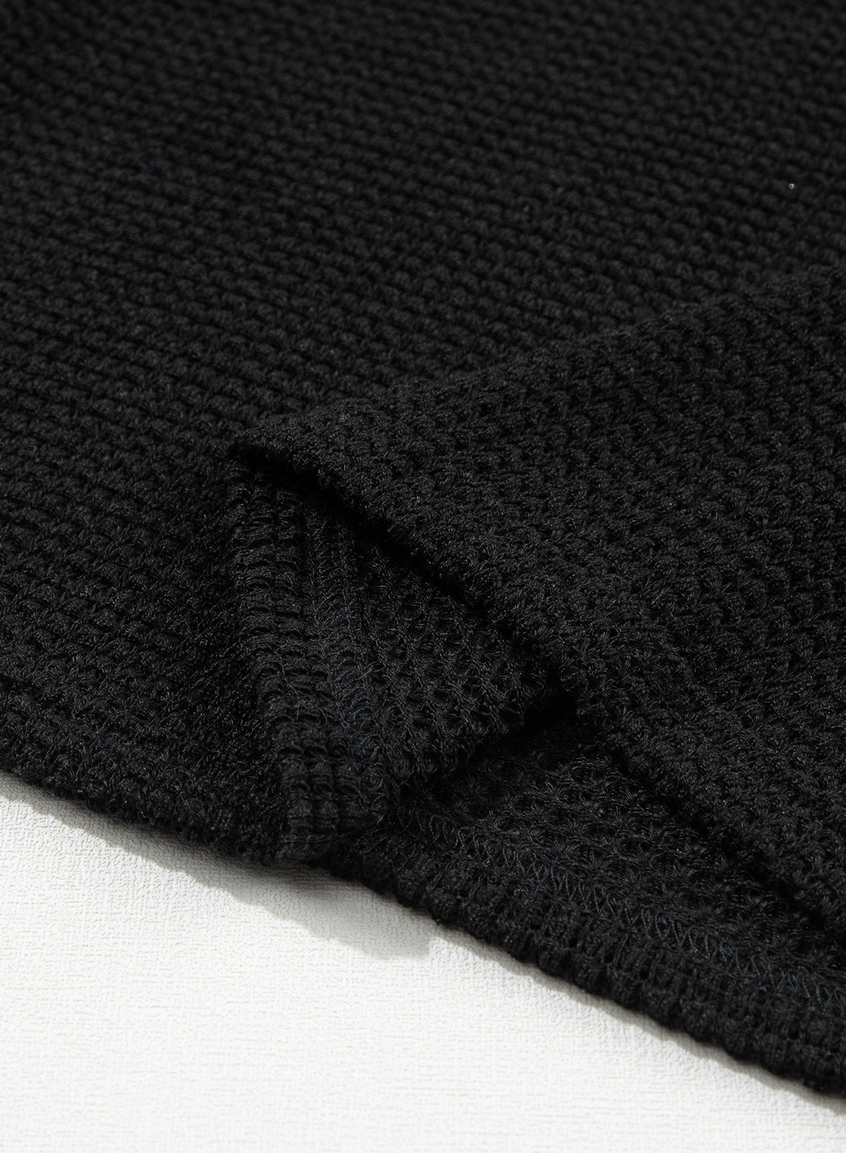 Črna enobarvna majica z rokavi z gumbi in teksturo