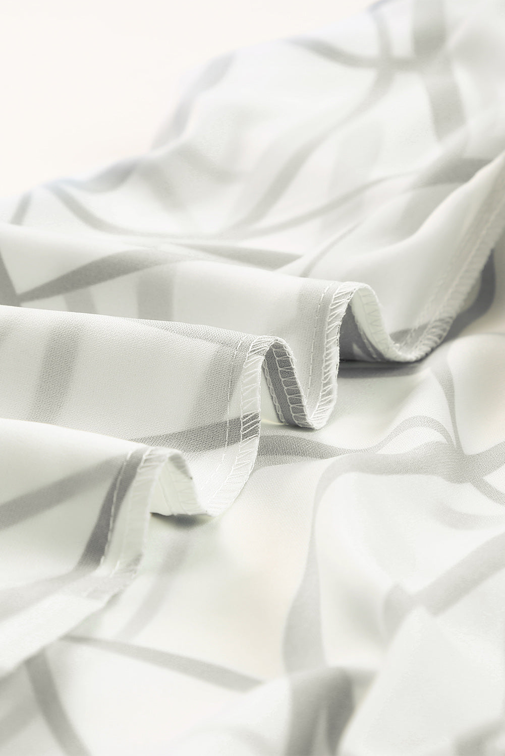 Robe longue blanche à volants et col en V à imprimé veiné abstrait