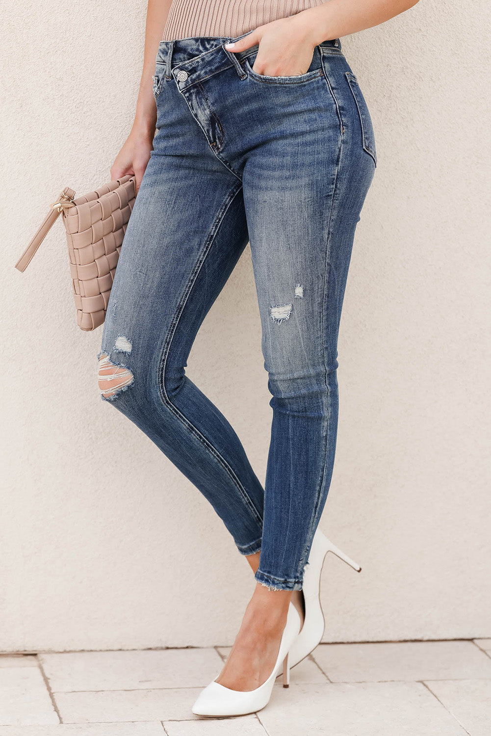 Himmelblaue, asymmetrische Skinny-Jeans mit Knopf und Reißverschluss im Used-Look