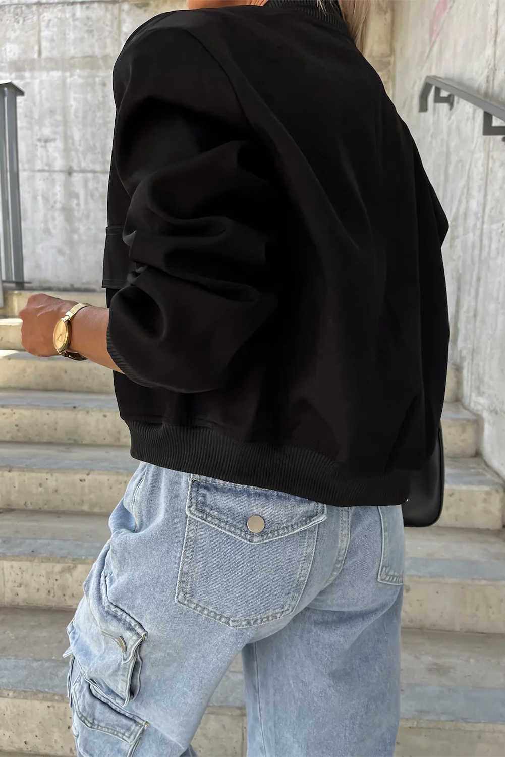 Crna bejzbolska jakna s velikim džepovima