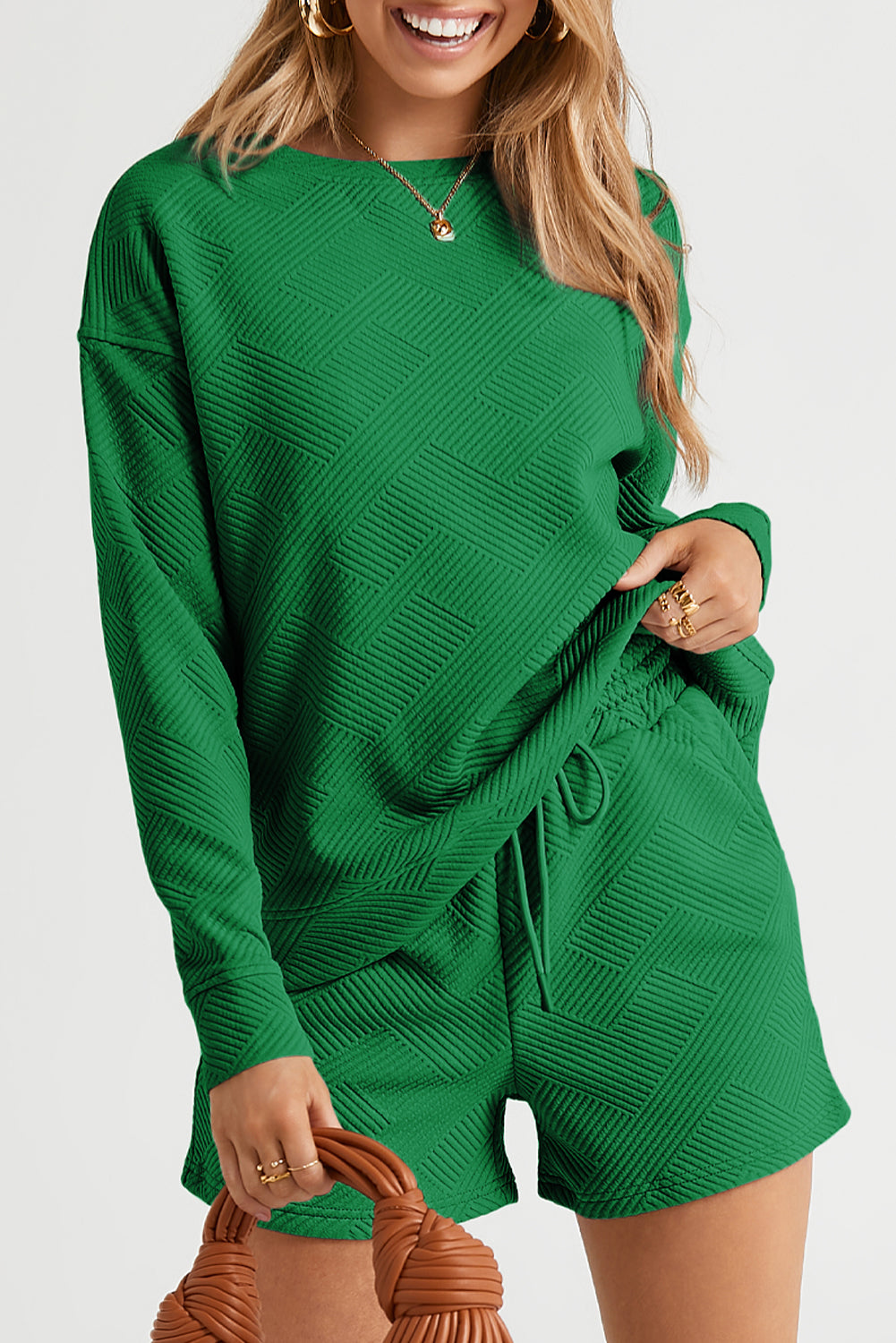 Zelena teksturirana majica z dolgimi rokavi in ​​komplet kratkih hlač z vrvico