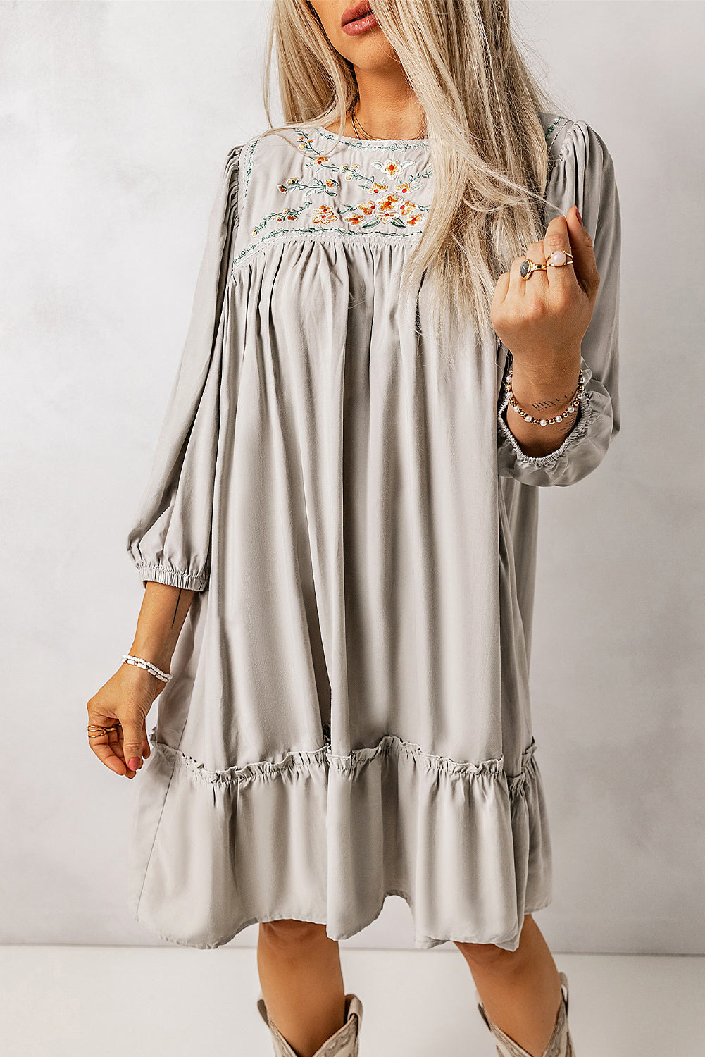 Siva babydoll mini haljina dugih rukava s cvjetnim vezenjem