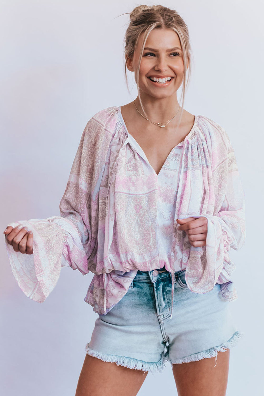 Lila Bluse mit gemischtem Aufdruck und Rüschen und Blasenärmeln und geteiltem Ausschnitt