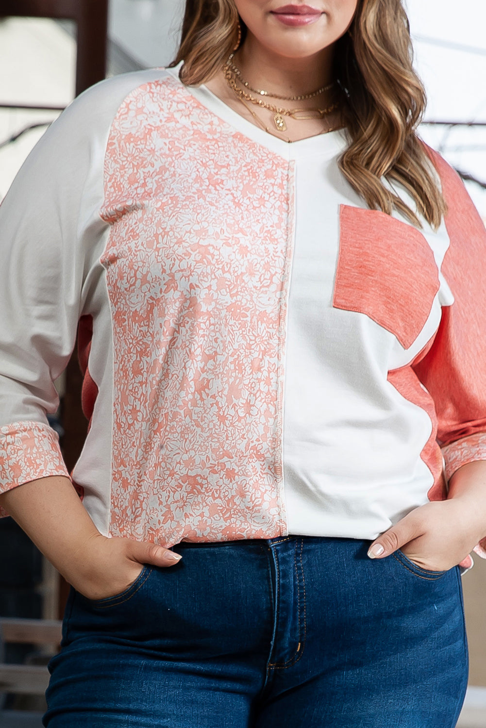 Rožnata majica s spuščeno zapestnico na ramenih z rokavi v barvnem bloku in večja velikost
