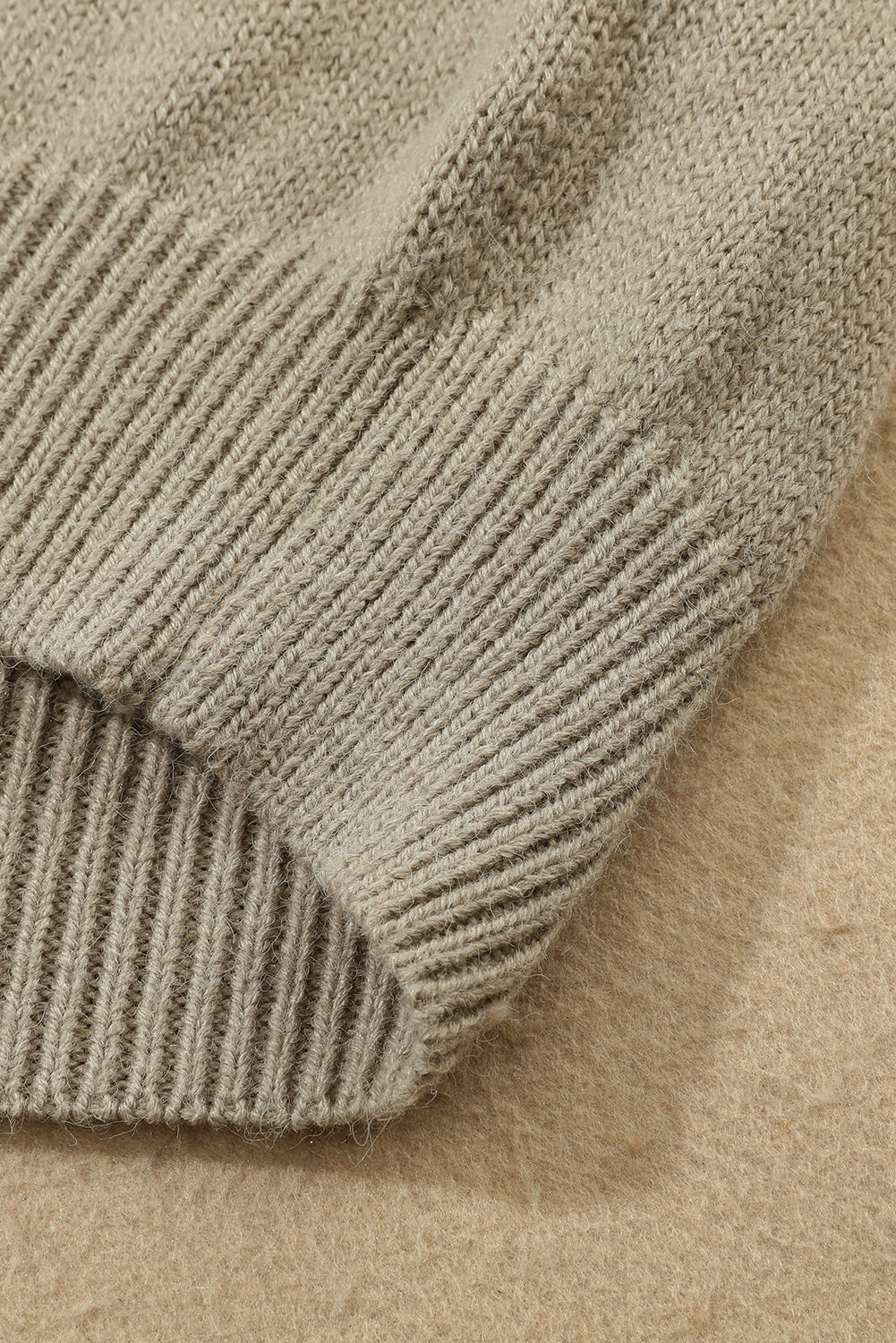 Sivi rebrasti pulover s okruglim izrezom s geometrijskim uzorkom