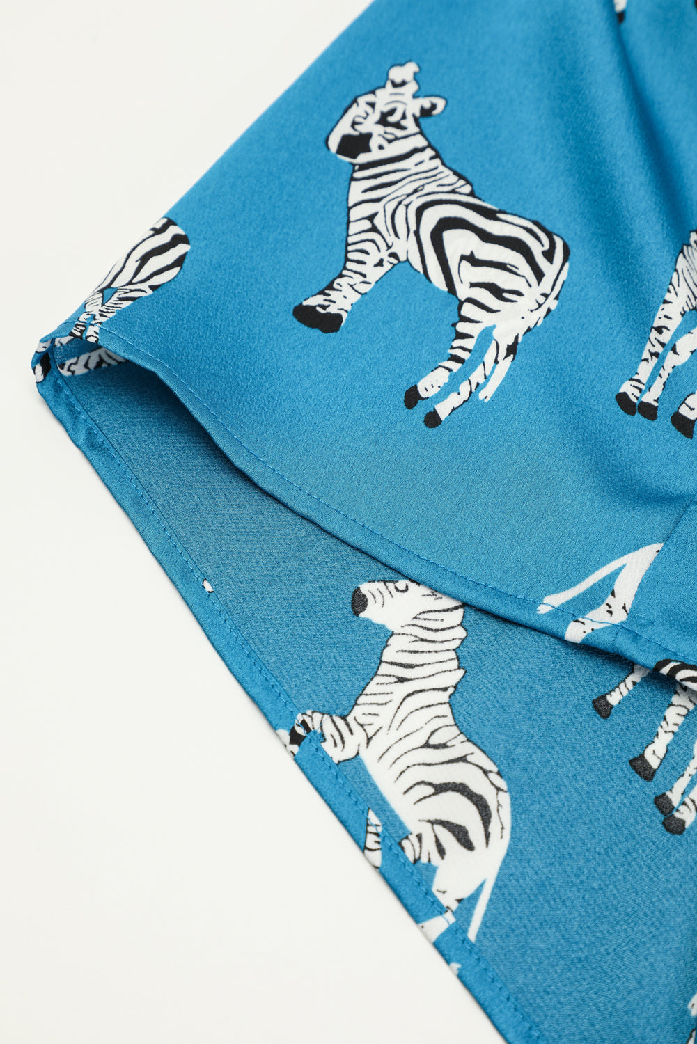 Abito a tunica a camicia plissettata con motivo zebrato stampato blu