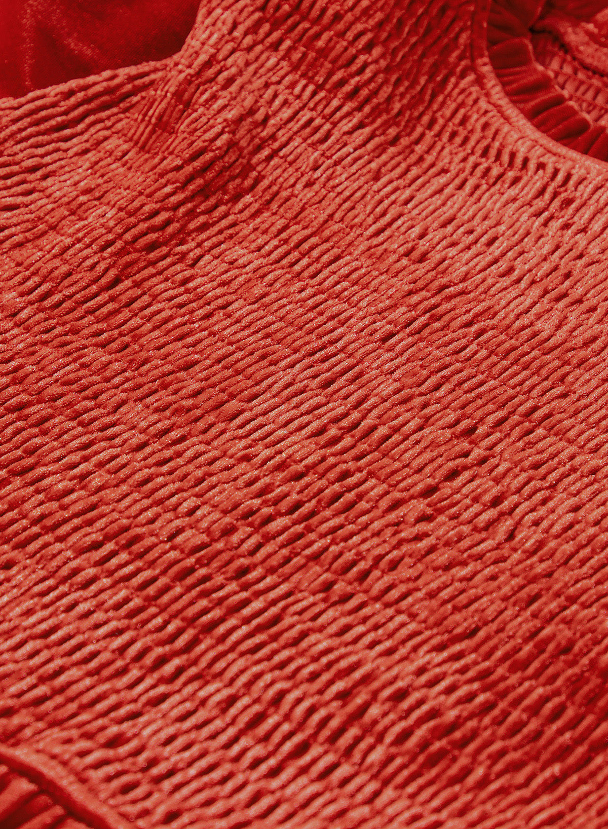 Rotes Samtkleid mit Rüschenhals und gesmoktem Oberteil aus Ton
