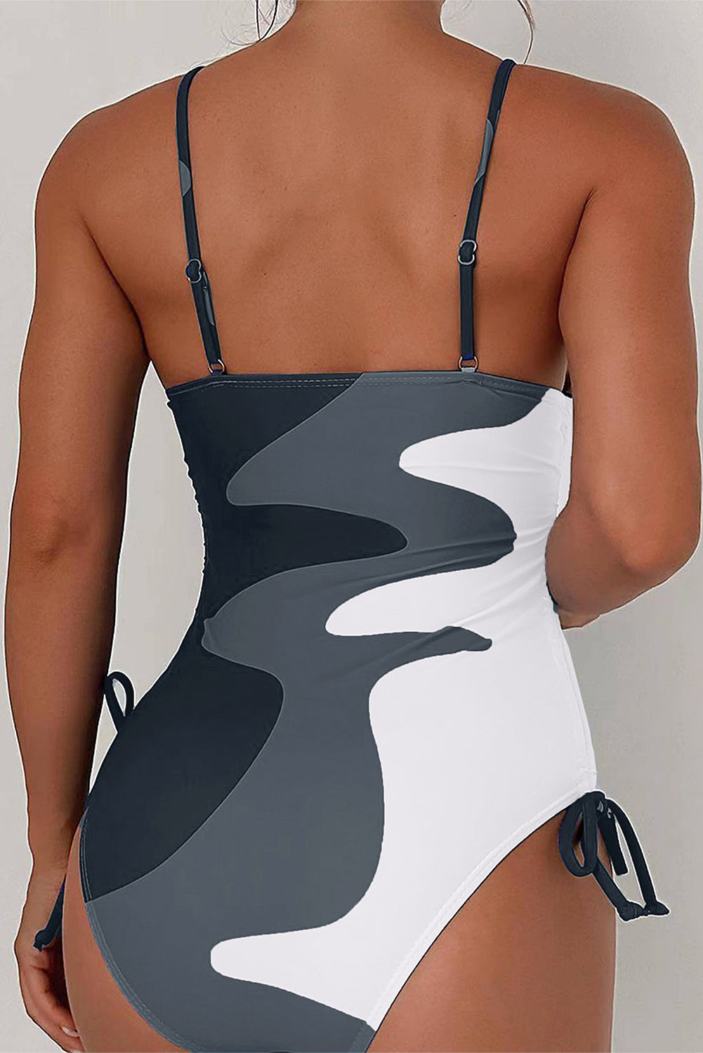 Schwarzer, bedruckter Badeanzug mit Kordelzug an den Seiten und Farbblockdesign