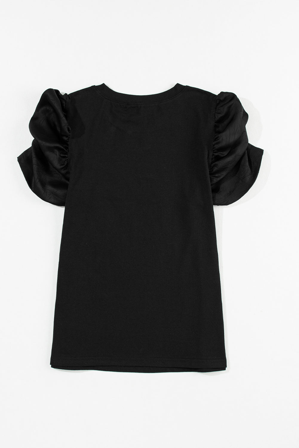 Črna majica z naborki in okroglim izrezom