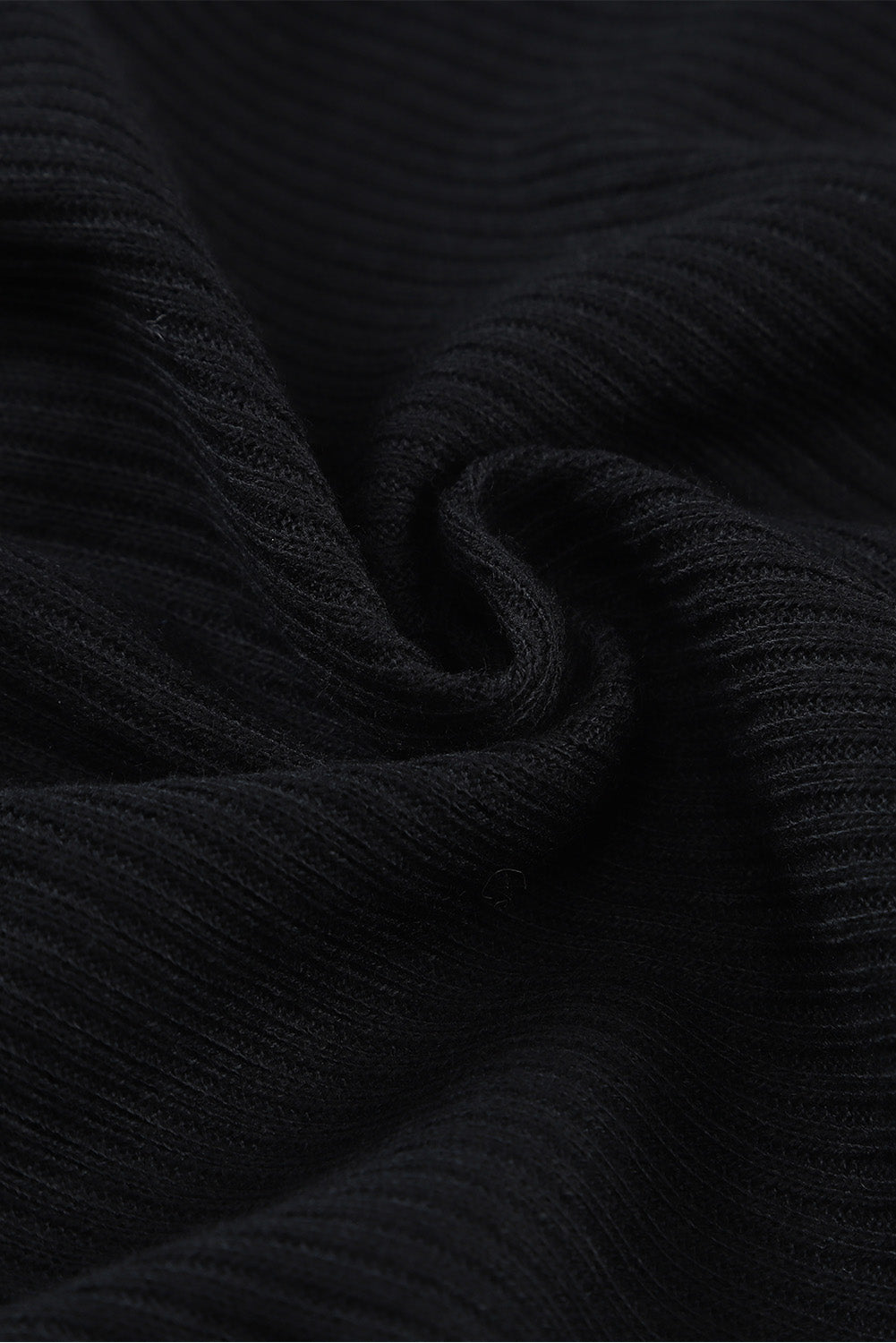 Črna rebrasta pletena midi obleka z razporkom brez rokavov in z gumbi