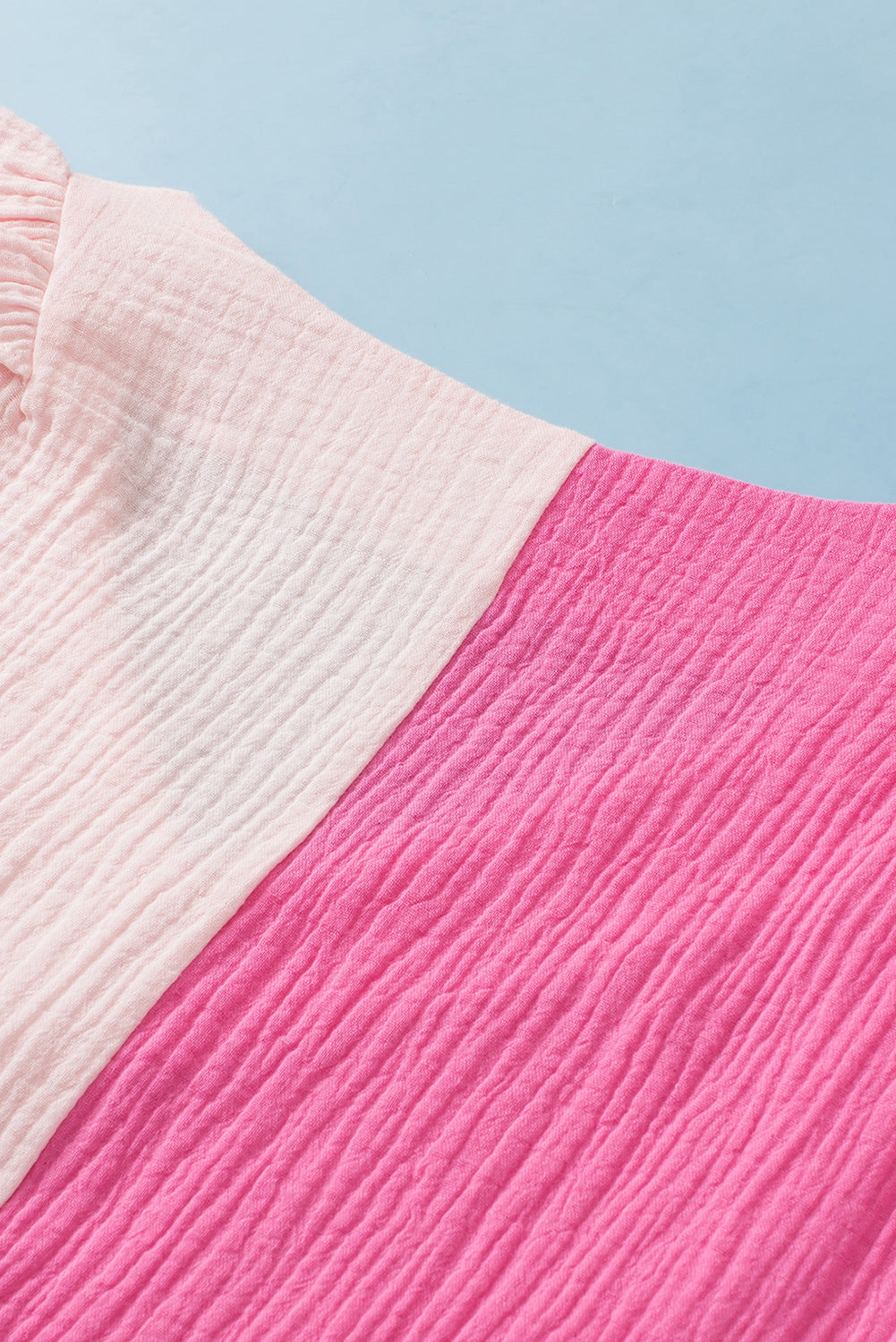 Rožnata teksturirana bluza z naboranimi rokavi v več stopnjah