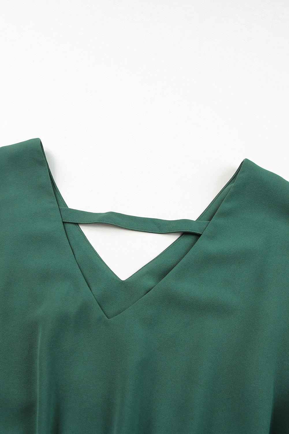 Jednobojna zelena mini haljina visokog struka s volanima i V izrezom