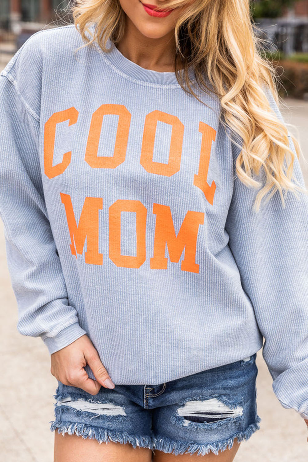 Graues Cord-Sweatshirt mit „Cool Mom“-Grafikdruck