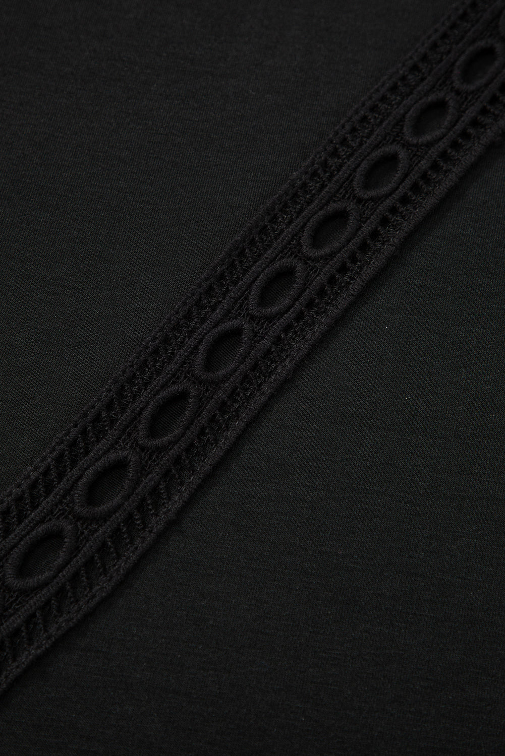 Črna velika majica s kvačkanimi čipkastimi detajli