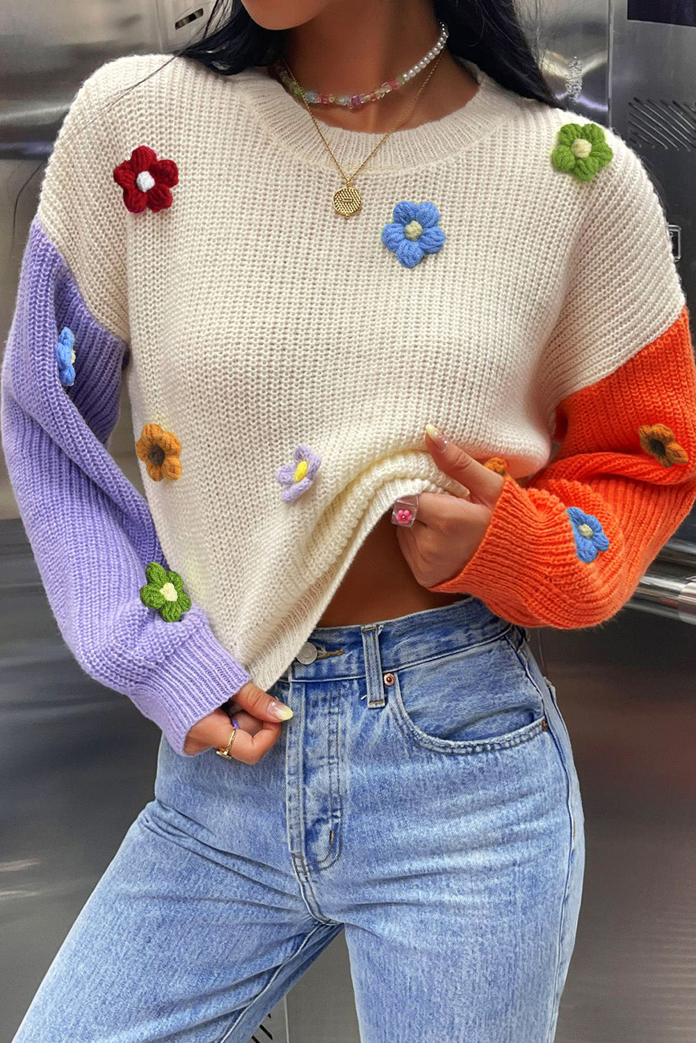 Mehrfarbiger Colorblock-Pullover mit überschnittener Schulter und Blumenapplikation