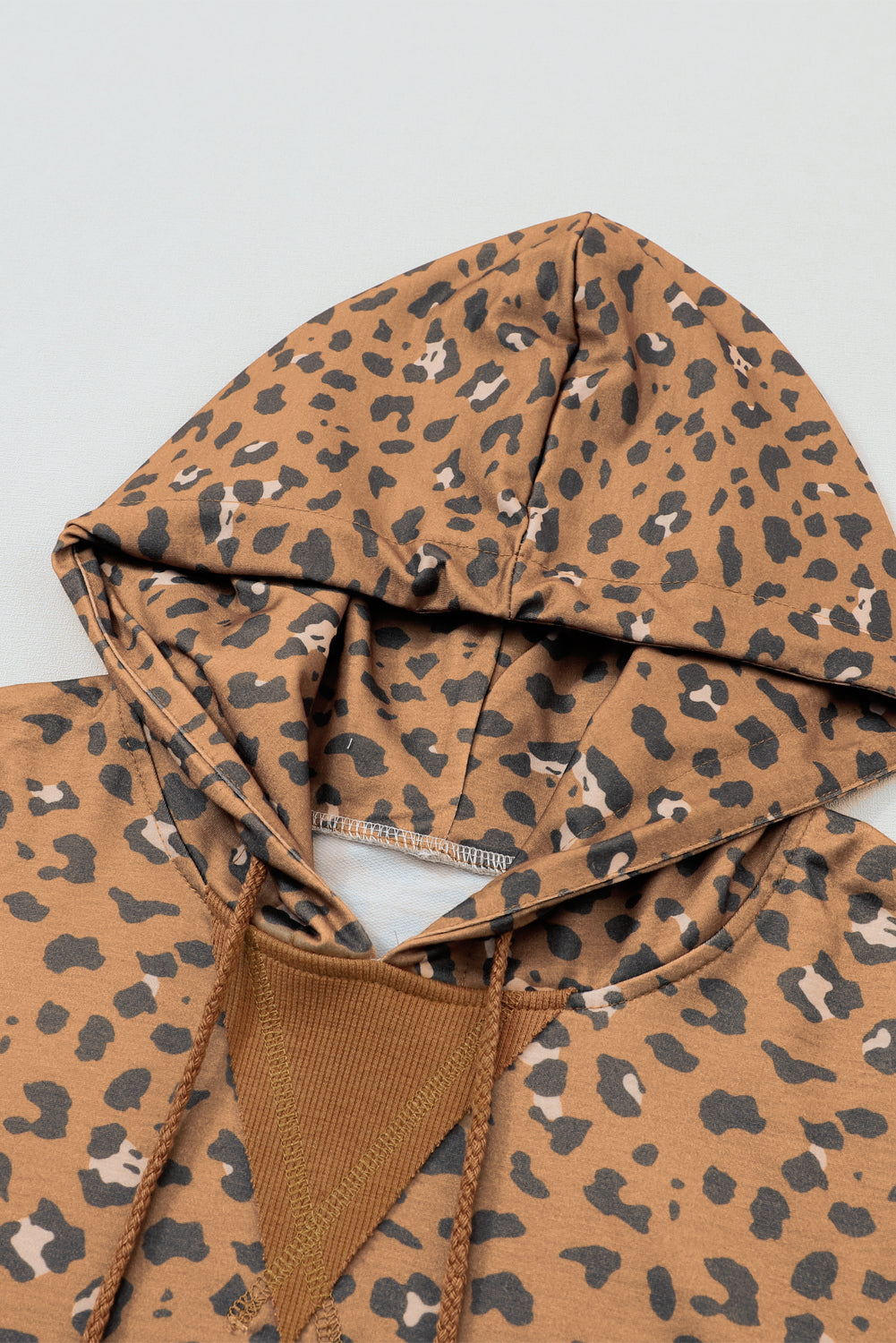 Sweat à capuche court léopard à manches longues avec cordon de serrage