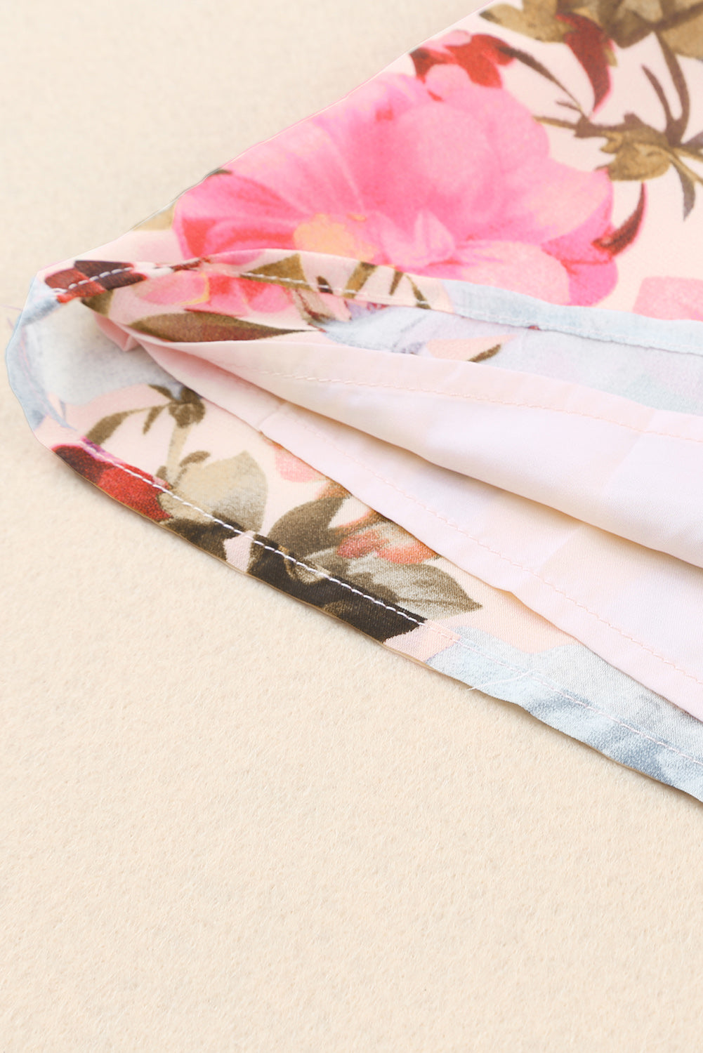 Camicetta a maniche corte con stampa floreale rosa e nappa