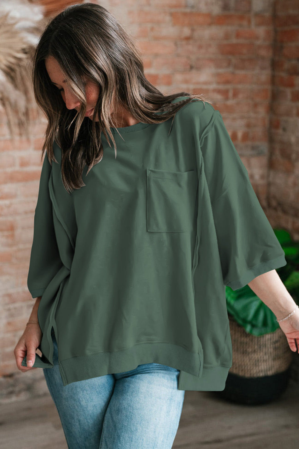 Laurel Green, freiliegende Naht, Brusttasche, geteiltes, lockeres T-Shirt