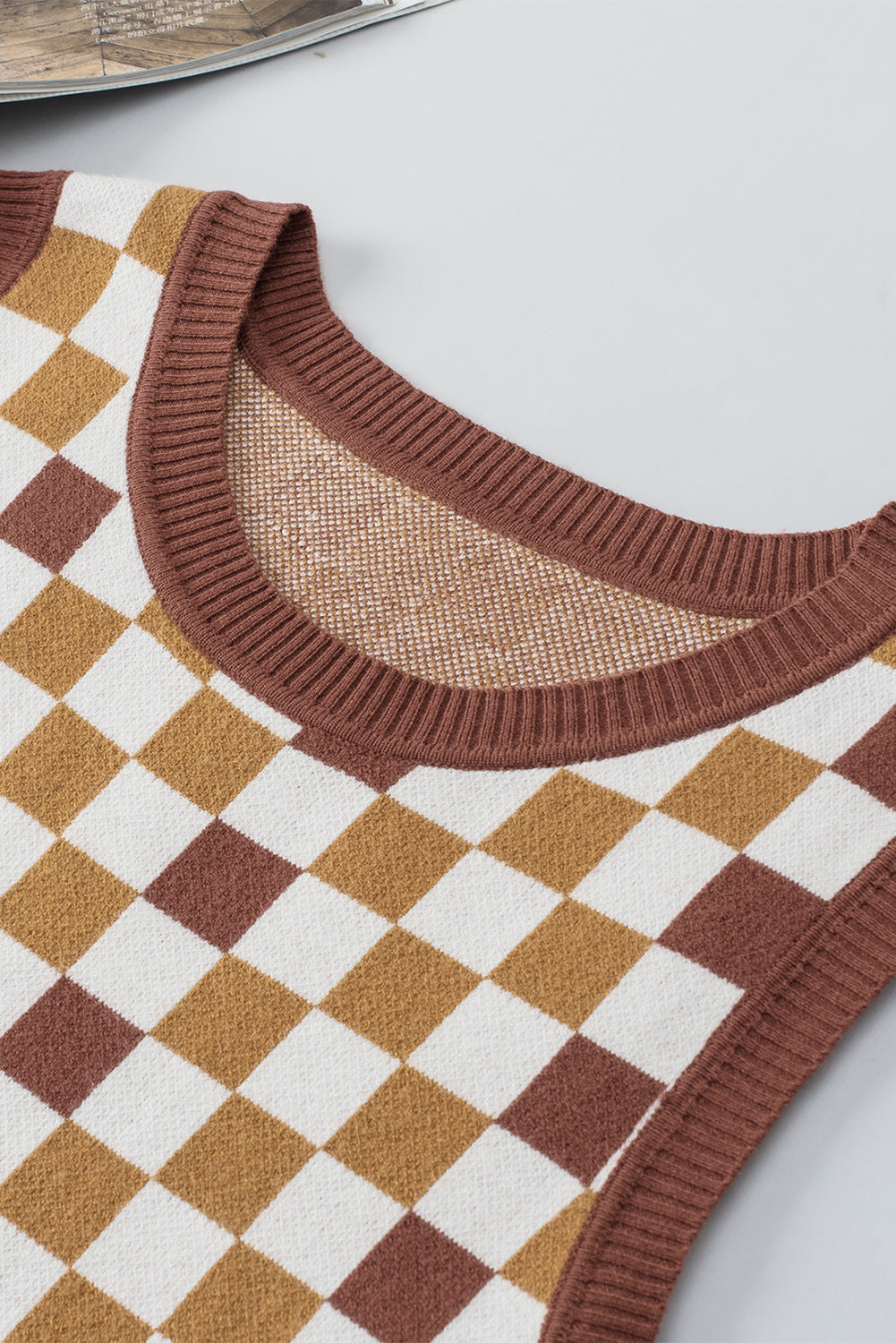 Gilet pull en tricot marron à carreaux et bordures côtelées