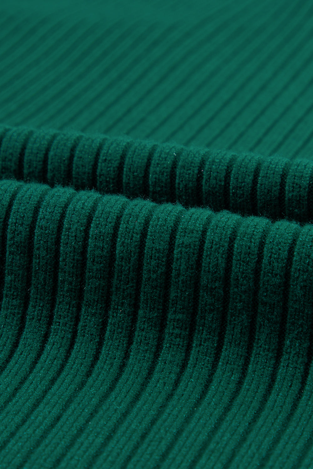 Črnkasto zelena pletena obleka s kratkimi rokavi in ​​rebrastimi žepi