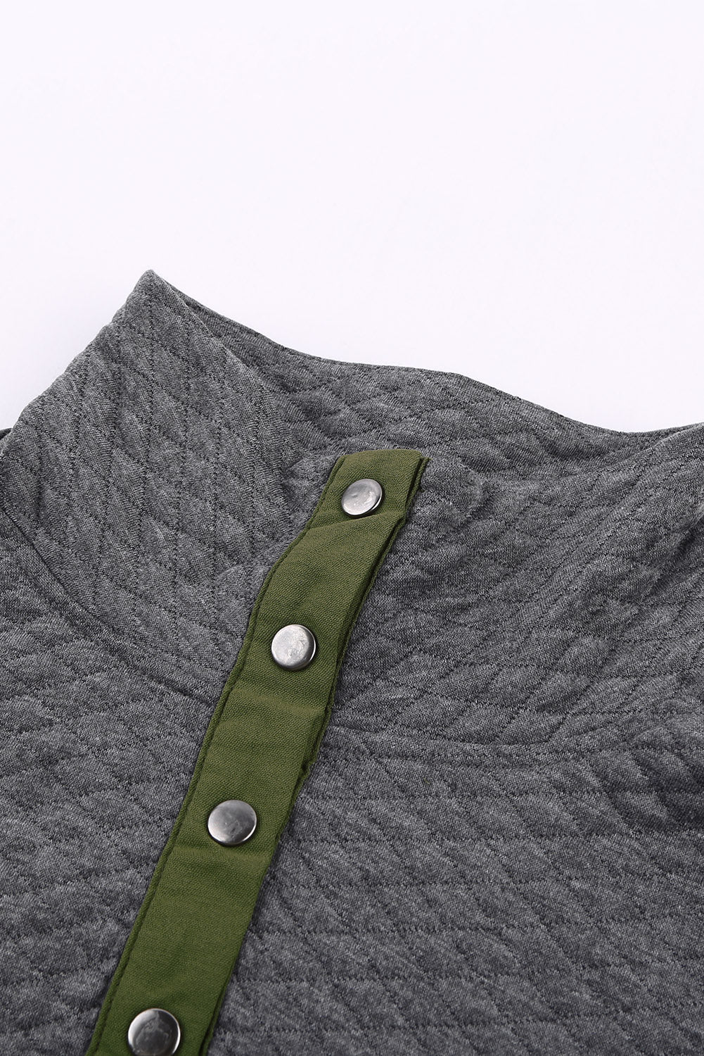 Felpa pullover grigia trapuntata con bottoni automatici e tasca frontale finta
