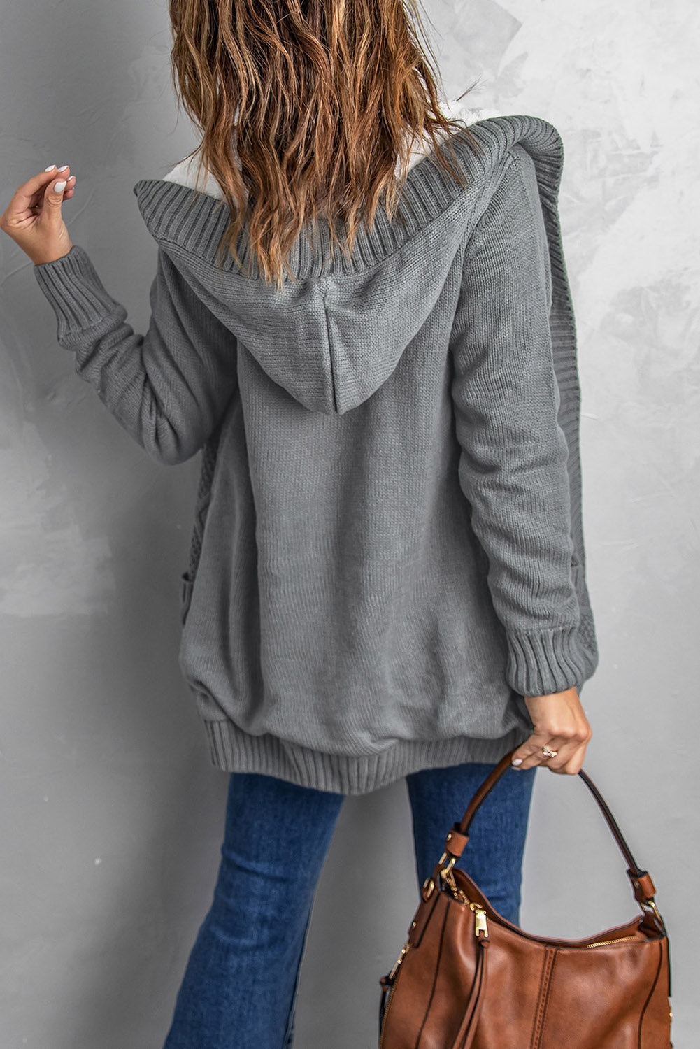 Cardigan tricoté gris boutonné à capuche ouvert sur le devant