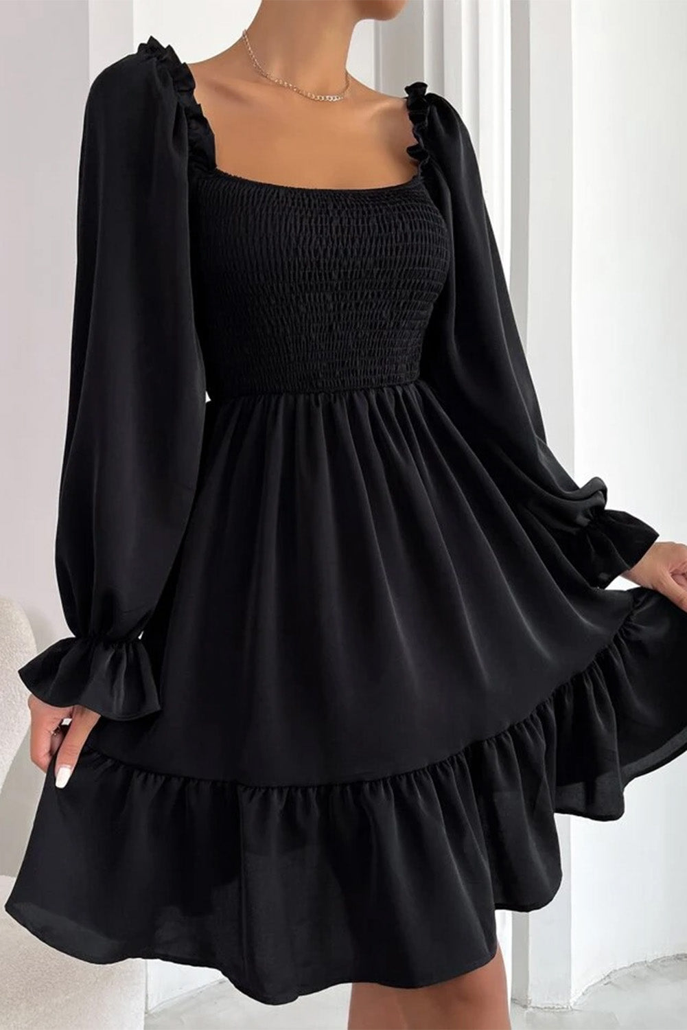 Crna mini haljina s puf rukavima i volanima