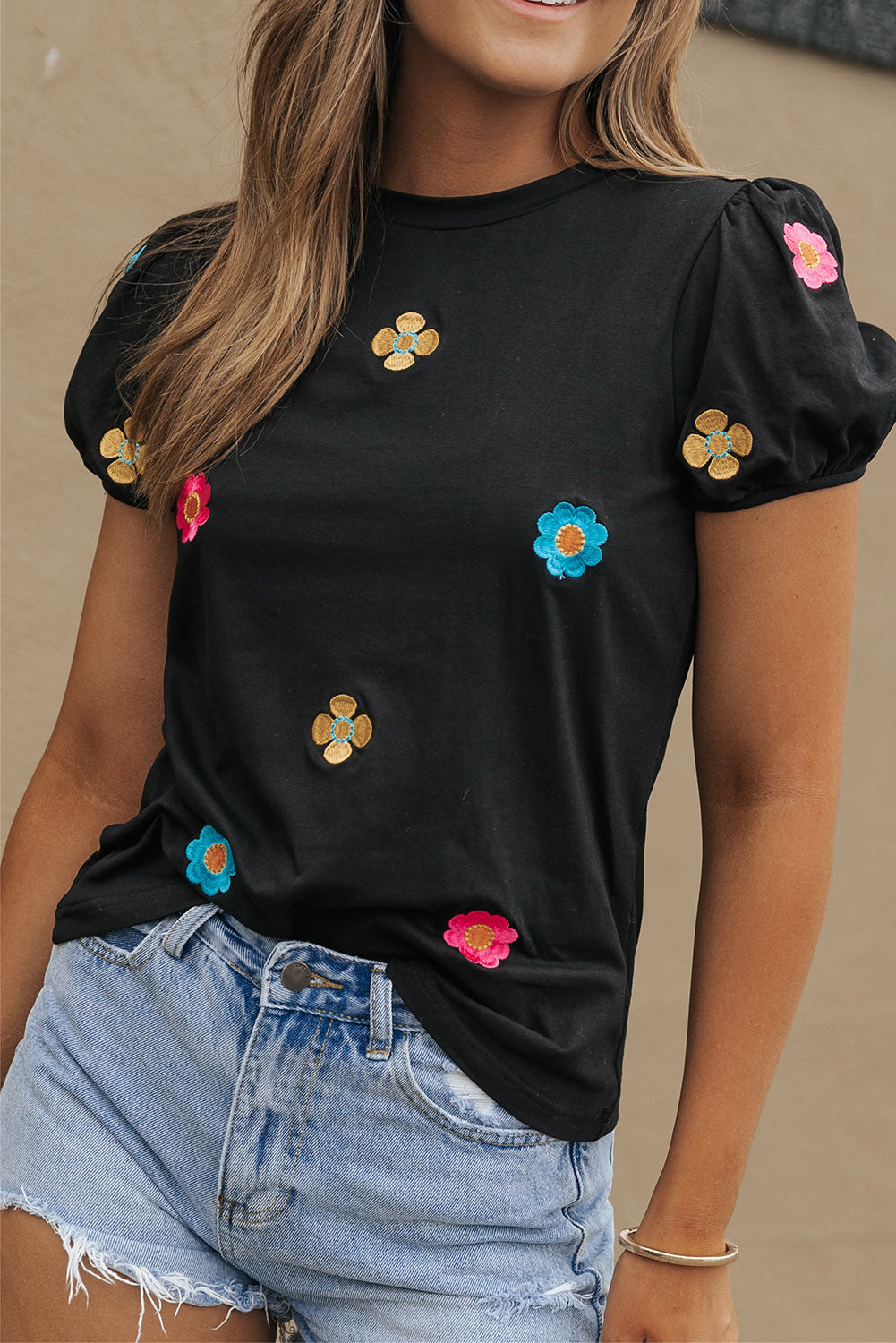 Schwarzes, besticktes Blumen-T-Shirt mit kurzen Puffärmeln