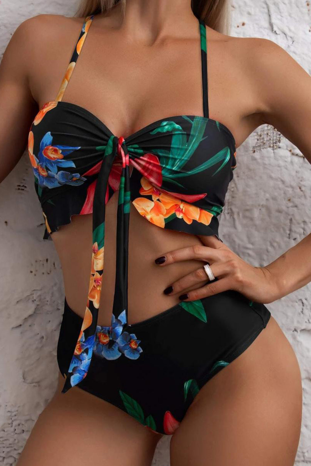 Bikini nero sul davanti con torsione floreale 3 pezzi e costume da bagno copricostume