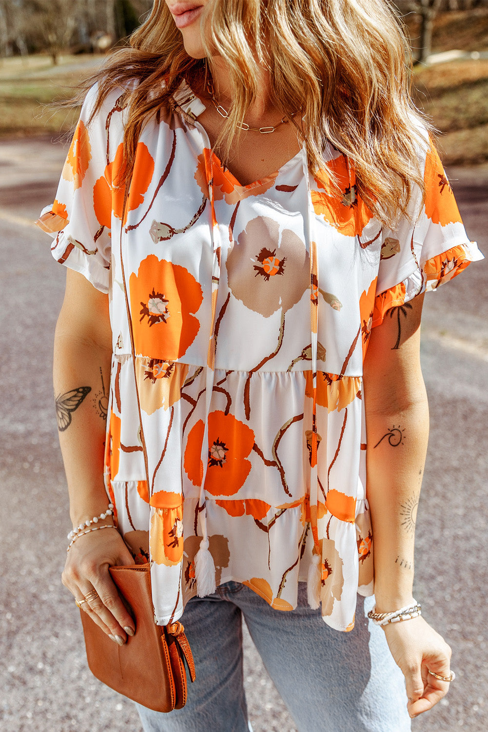 Orangefarbene, gestufte Babydoll-Bluse mit Blumenmuster und Rüschenkragen