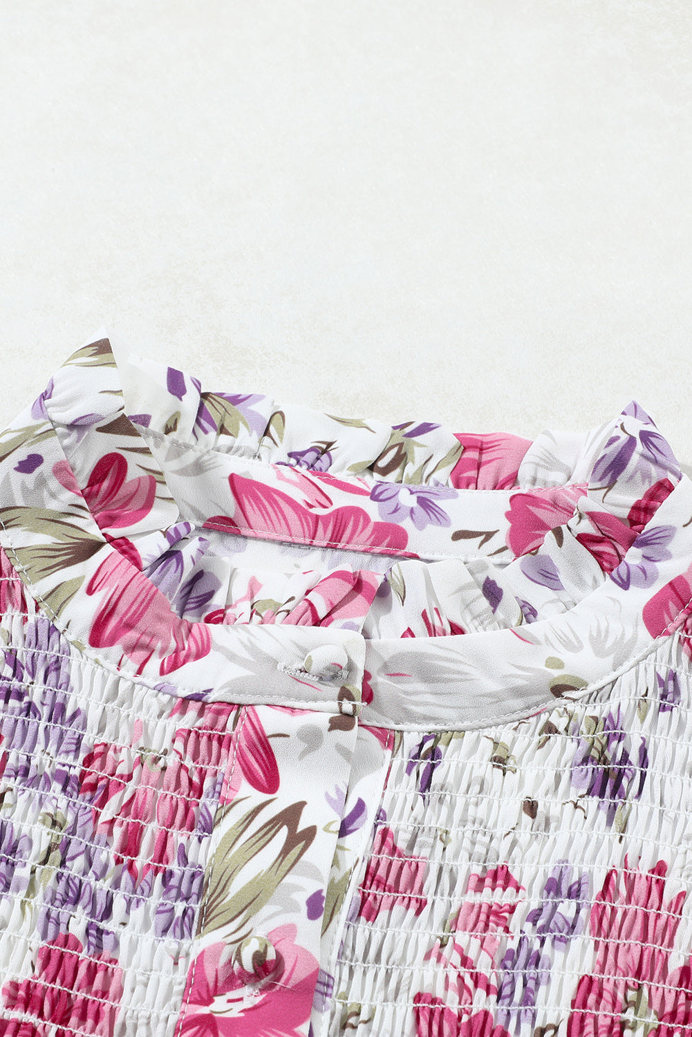 Chemise violette à manches bouffantes et col froncé à fleurs et col à volants