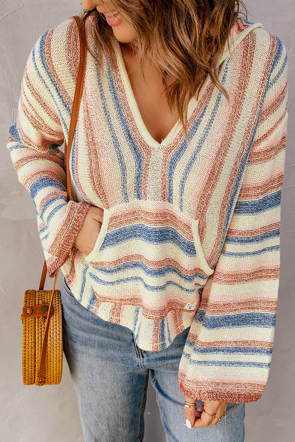 Pleteni višebojni prugasti pulover s kapuljačom u obliku klokana