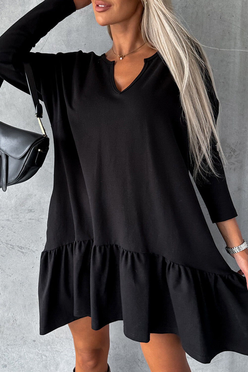 Crna široka haljina s dugim rukavima i dugim rukavima s podijeljenim izrezom i volanima