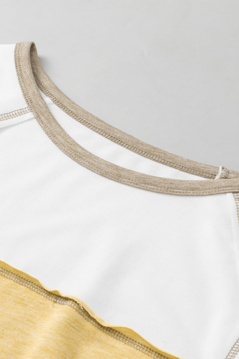 Majica z raglan rokavi z izpostavljenimi šivi v beli barvi