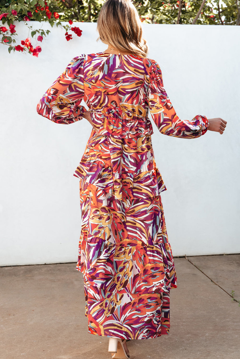 Večbarvna dolga obleka z napihnjenimi rokavi in ​​naborki z abstraktnim potiskom