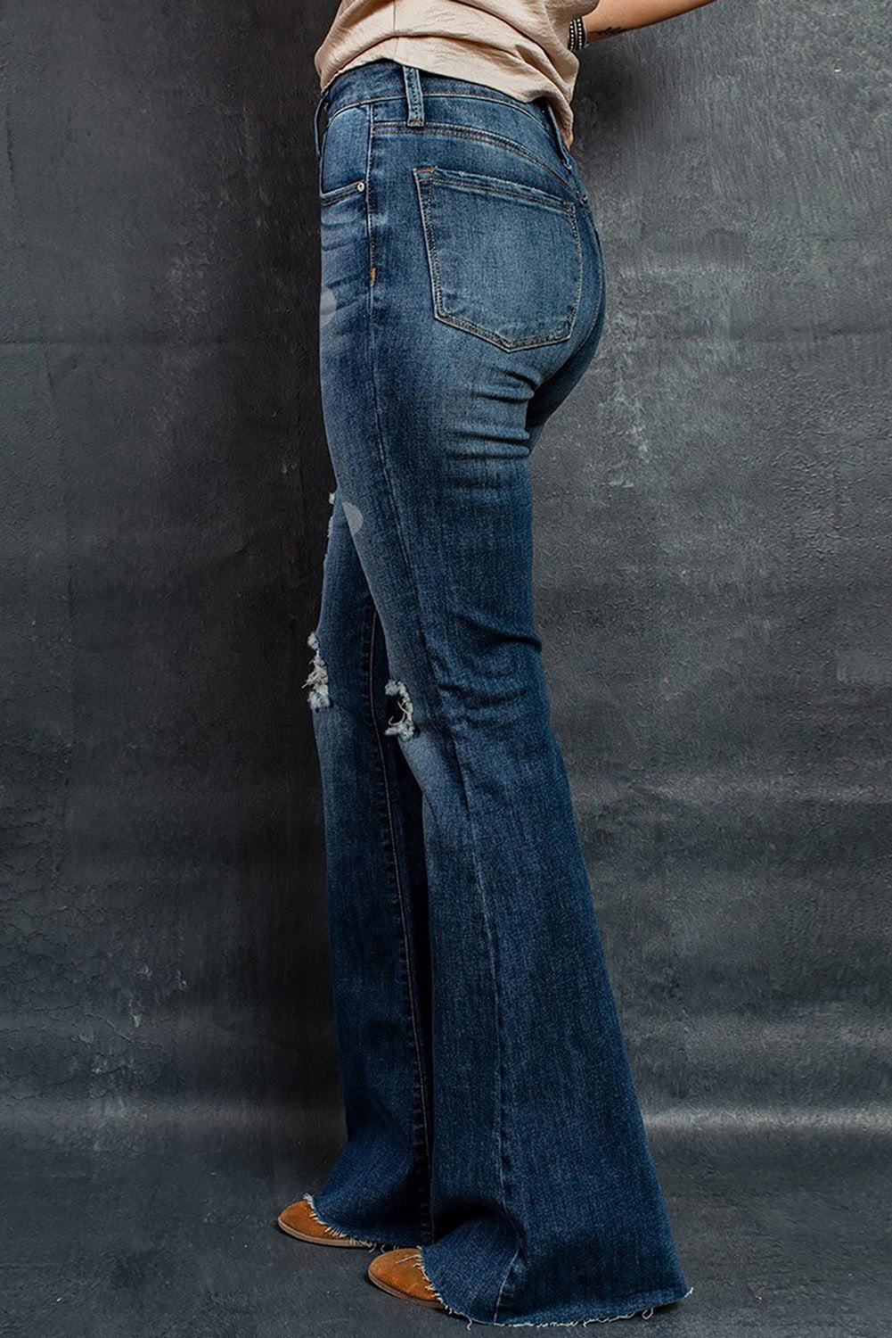 Blaue, zerrissene Bell-Bottom-Jeans mit mittelhohem Bund und Blumenmuster