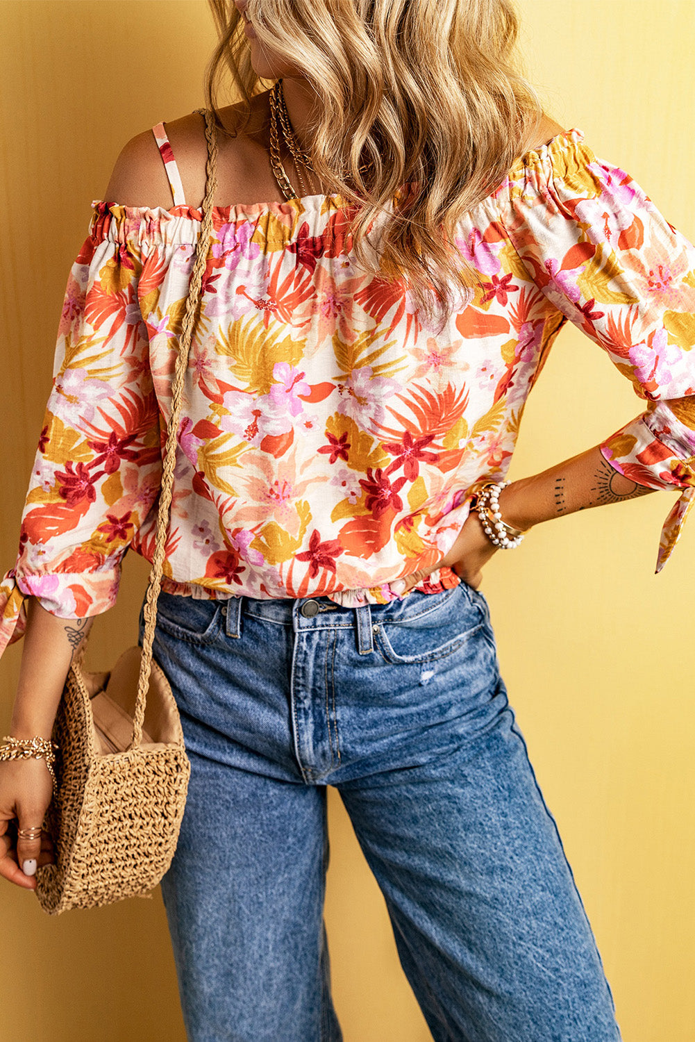 Raznobojna bluza s otvorenim ramenima s cvjetnim printom i čvorovima