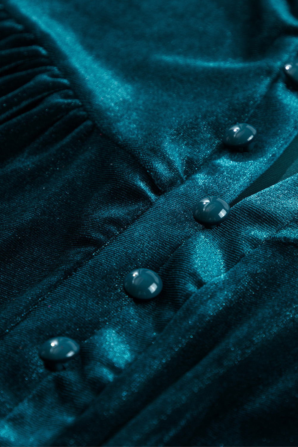 Skobeloff žametna majica z rokavi za lučke in perlami z razcepljenim V izrezom